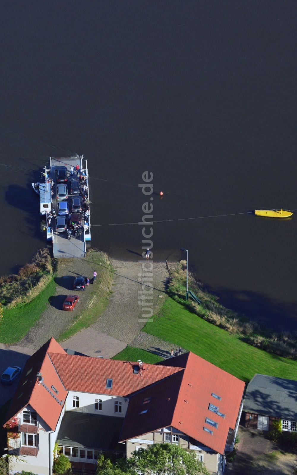 Wörlitz aus der Vogelperspektive: Schiffs- Fährbetrieb über die Ufer der Elbe nördlich von Wörlitz im Bundesland Sachsen-Anhalt