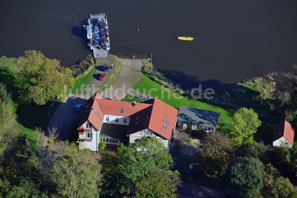 Luftbild Wörlitz - Schiffs- Fährbetrieb über die Ufer der Elbe nördlich von Wörlitz im Bundesland Sachsen-Anhalt