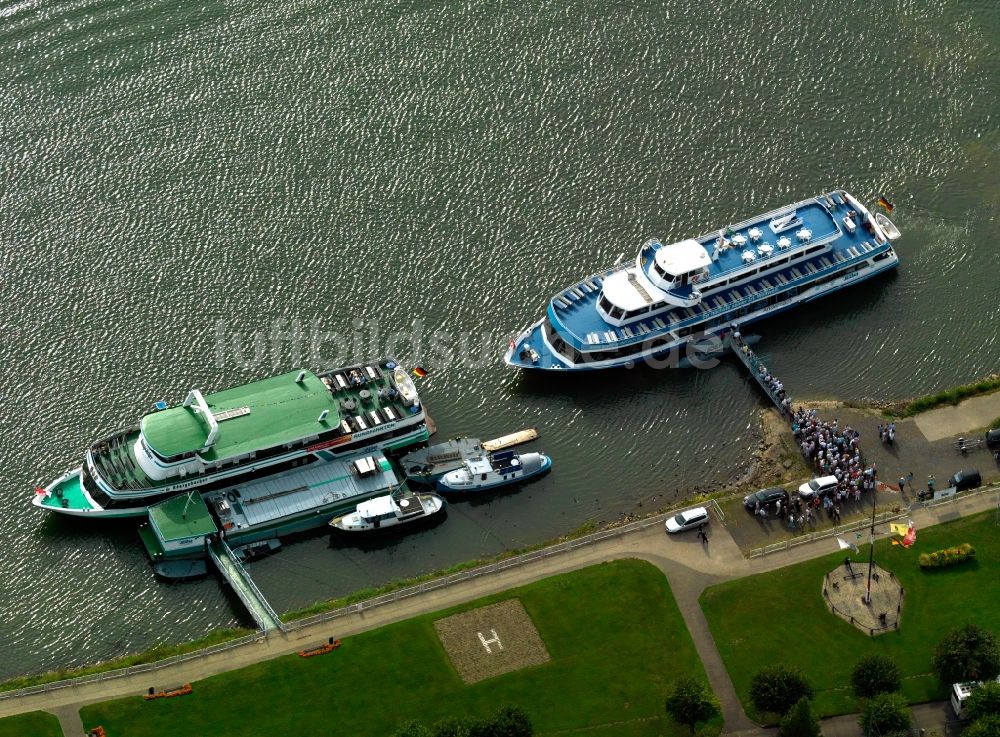 Vallendar von oben - Schiffsanlegestelle am Willy-Brandt-Ufer in Vallendar im Bundesland Rheinland-Pfalz