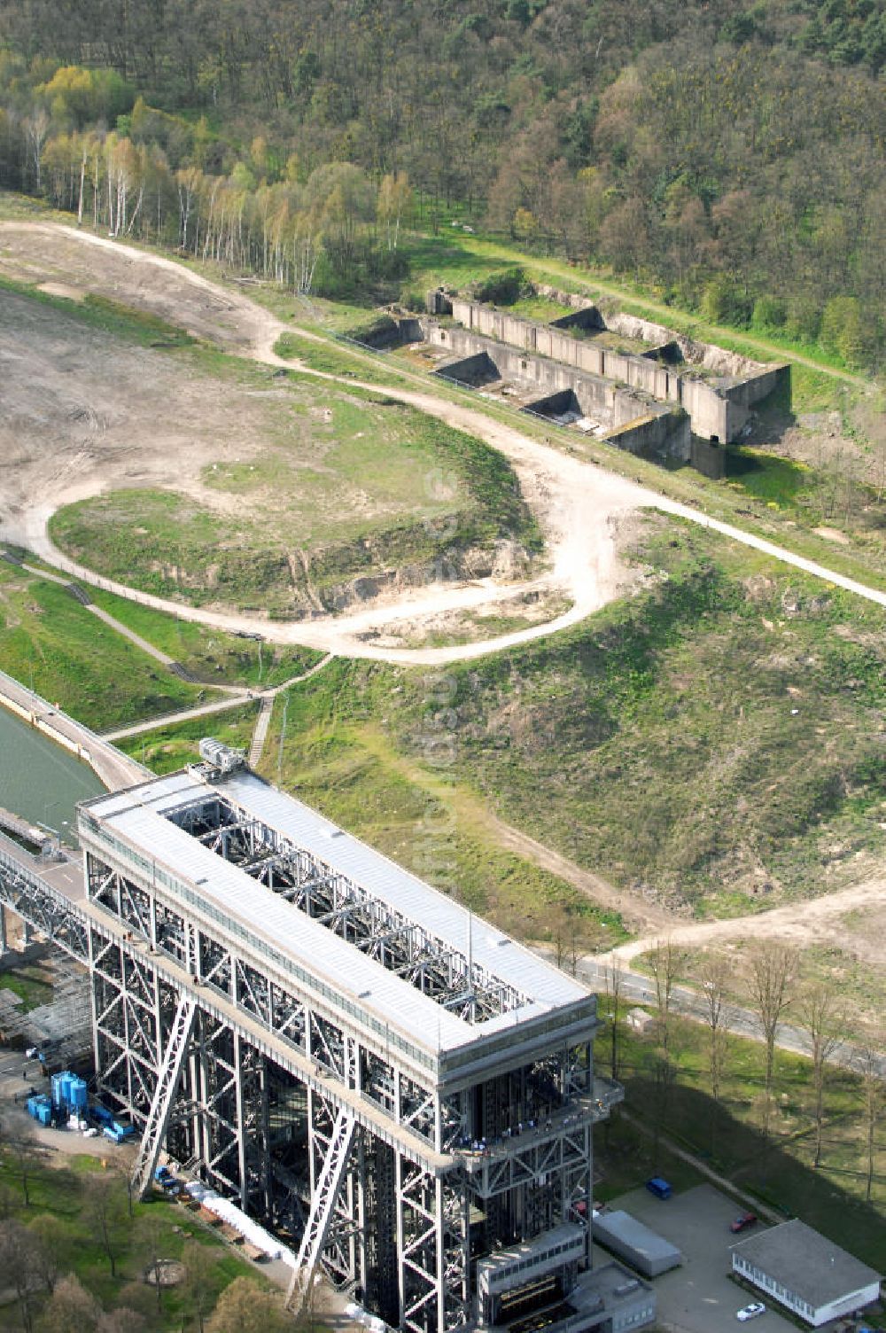 Niederfinow von oben - Schiffshebewerk Niederfinow mit Neubaufläche