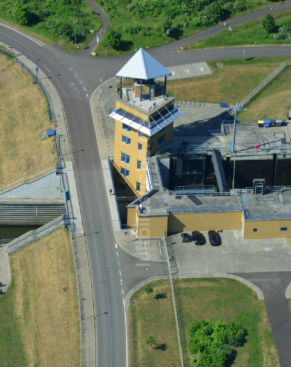 Magdeburg von oben - Schiffshebewerk und Schleusenanlagen am Ufer der Wasserstraße des Abstiegskanal Rothensee in Magdeburg im Bundesland Sachsen-Anhalt