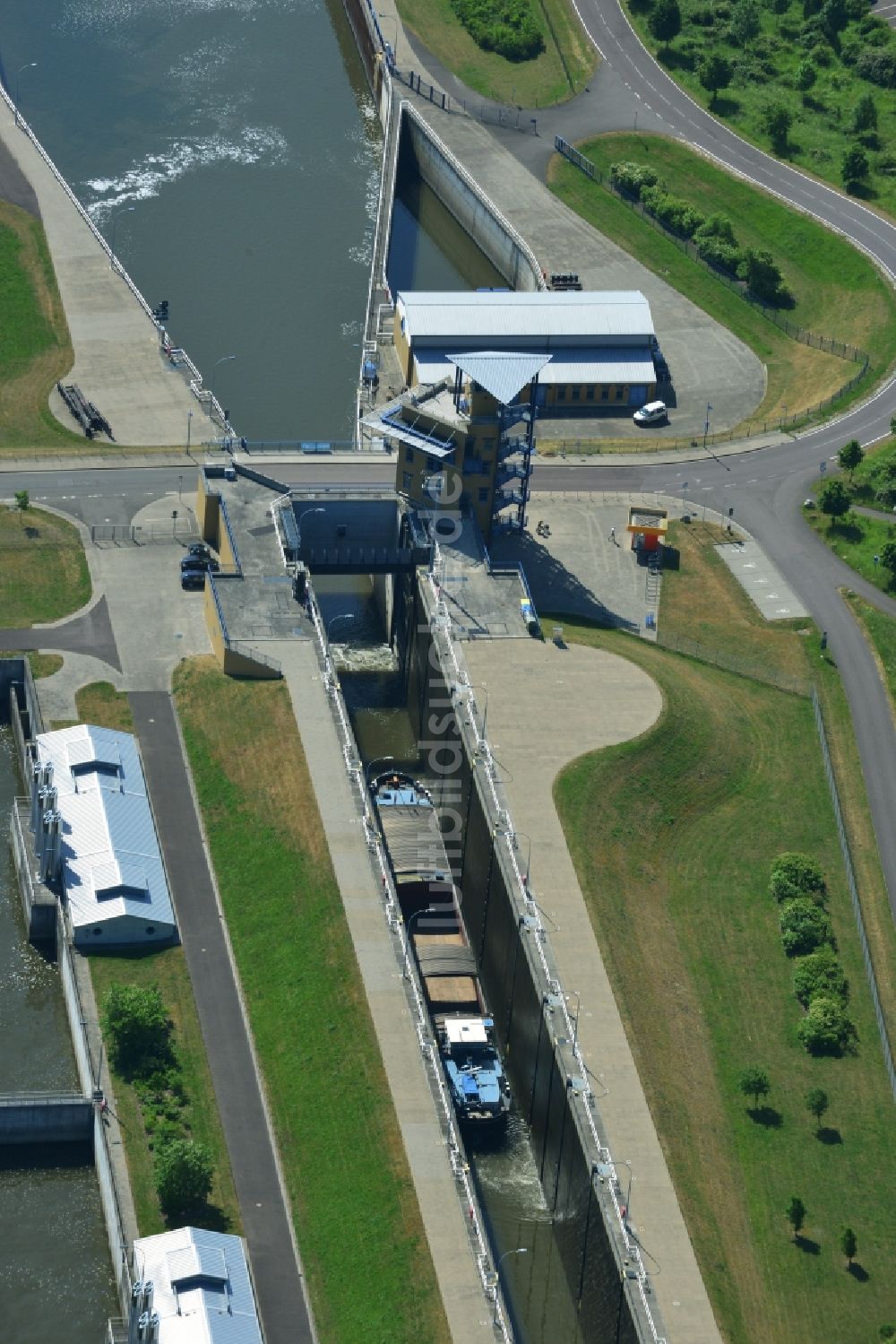 Luftbild Magdeburg - Schiffshebewerk und Schleusenanlagen am Ufer der Wasserstraße des Abstiegskanal Rothensee in Magdeburg im Bundesland Sachsen-Anhalt