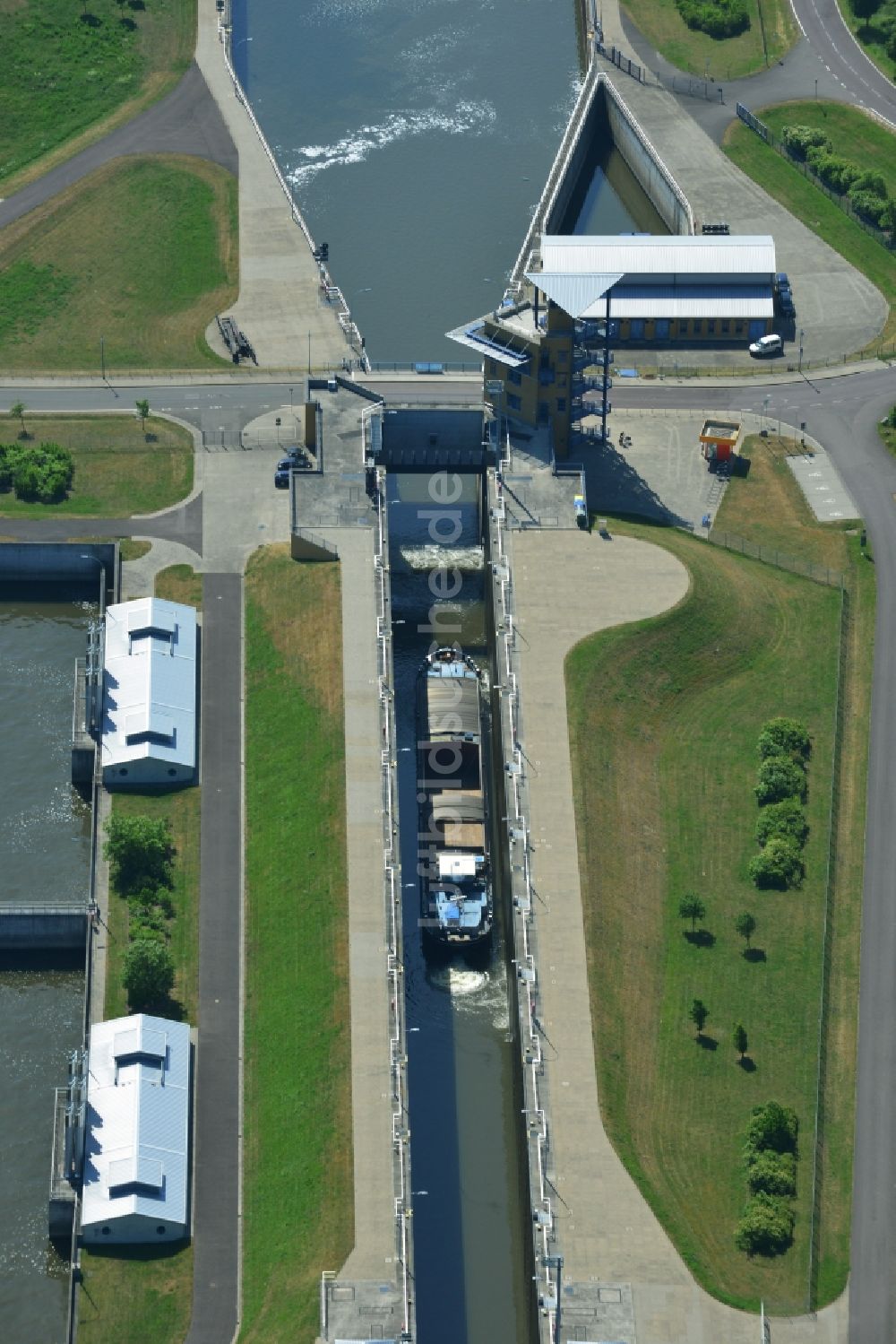 Luftaufnahme Magdeburg - Schiffshebewerk und Schleusenanlagen am Ufer der Wasserstraße des Abstiegskanal Rothensee in Magdeburg im Bundesland Sachsen-Anhalt