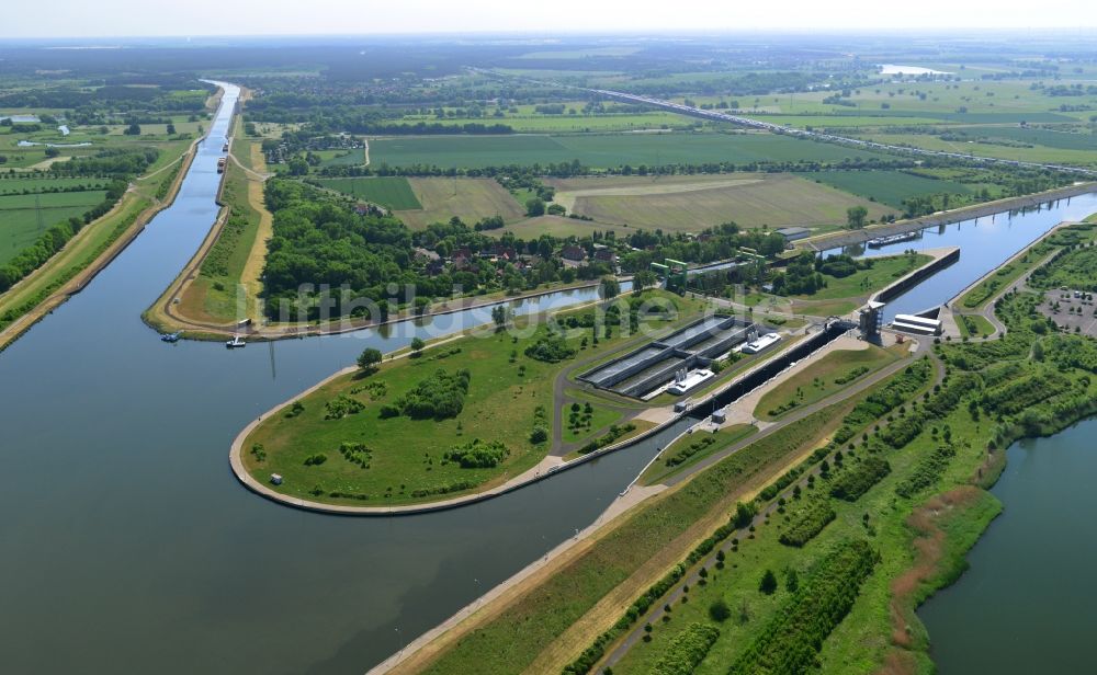 Magdeburg aus der Vogelperspektive: Schiffshebewerk und Schleusenanlagen am Ufer der Wasserstraße des Abstiegskanal Rothensee in Magdeburg im Bundesland Sachsen-Anhalt