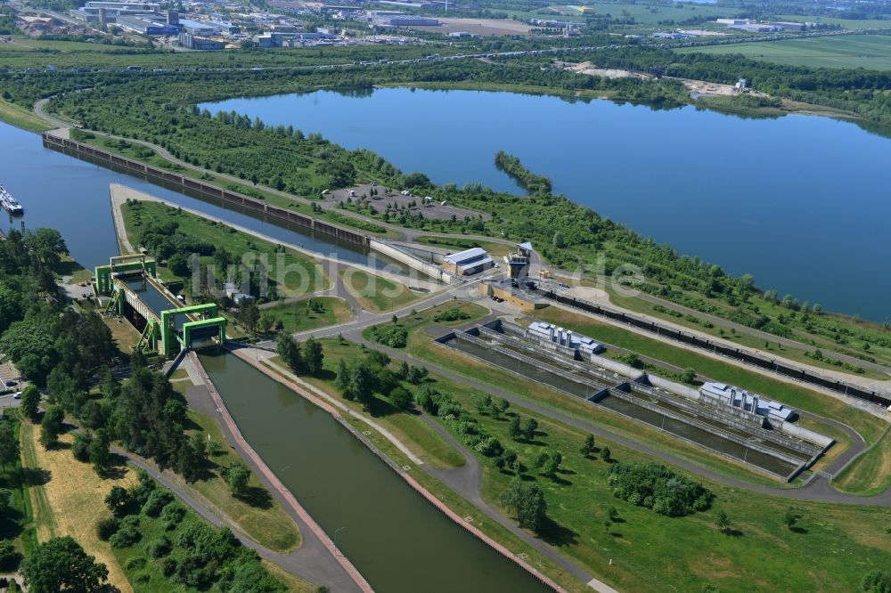 Magdeburg von oben - Schiffshebewerk und Schleusenanlagen am Ufer der Wasserstraße des Abstiegskanal Rothensee in Magdeburg im Bundesland Sachsen-Anhalt