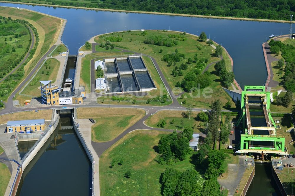 Luftbild Magdeburg - Schiffshebewerk und Schleusenanlagen am Ufer der Wasserstraße des Abstiegskanal Rothensee in Magdeburg im Bundesland Sachsen-Anhalt