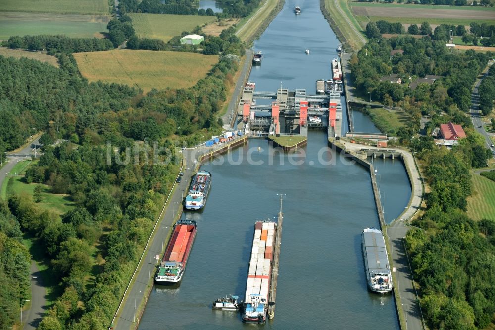 Scharnebeck aus der Vogelperspektive: Schiffshebewerk und Schleusenanlagen am Ufer der Wasserstraße des Elbe-Seitenkanal in Scharnebeck im Bundesland Niedersachsen, Deutschland