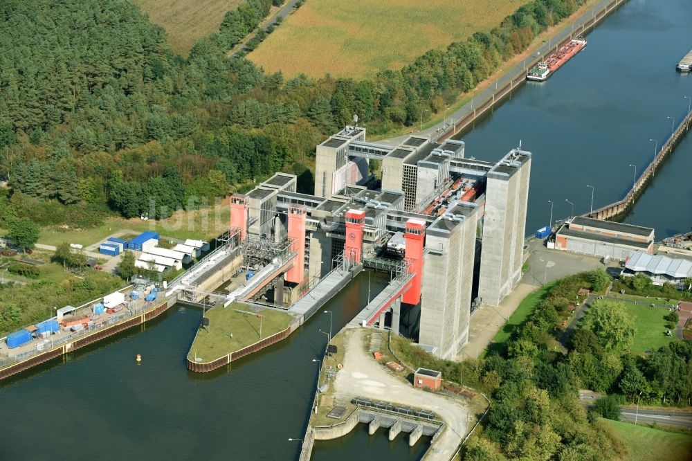 Scharnebeck aus der Vogelperspektive: Schiffshebewerk und Schleusenanlagen am Ufer der Wasserstraße des Elbe-Seitenkanal in Scharnebeck im Bundesland Niedersachsen, Deutschland