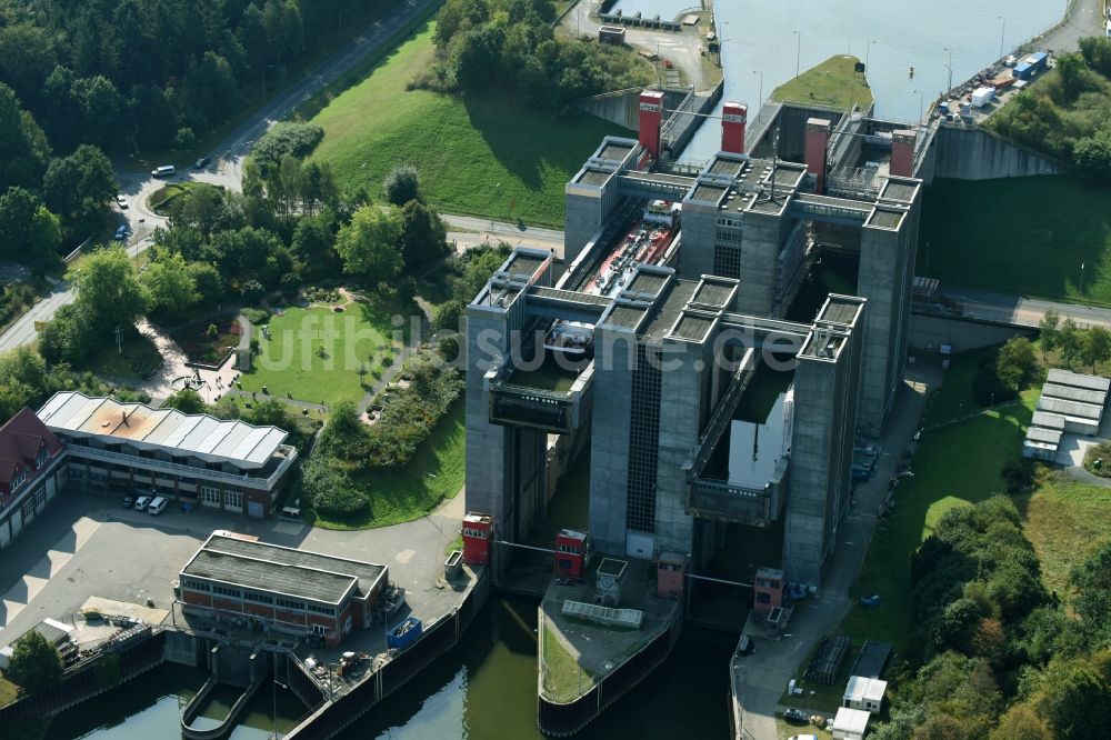 Scharnebeck aus der Vogelperspektive: Schiffshebewerk und Schleusenanlagen am Ufer der Wasserstraße des Elbe-Seitenkanal in Scharnebeck im Bundesland Niedersachsen, Deutschland