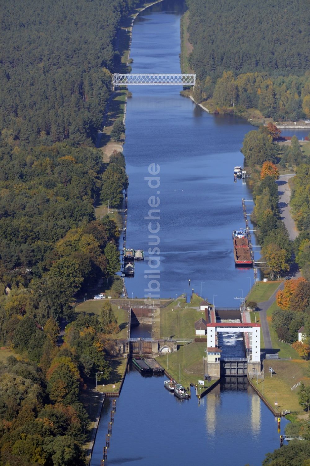 Oranienburg von oben - Schiffshebewerk und Schleusenanlagen am Ufer der Wasserstraße des Kanals Oranienburger Havel in Oranienburg im Bundesland Brandenburg