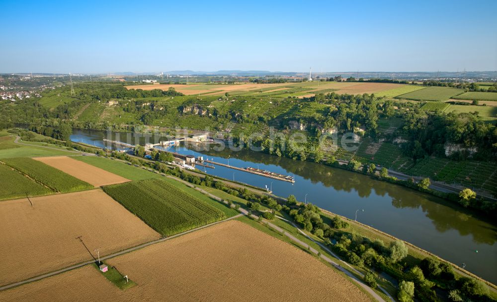 Luftaufnahme Neckarweihingen - Schiffshebewerk und Schleusenanlagen am Ufer der Wasserstraße des Neckar in Neckarweihingen im Bundesland Baden-Württemberg, Deutschland