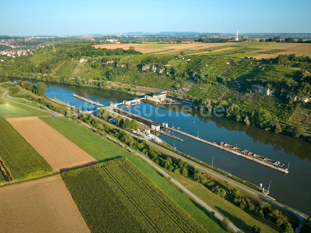 Neckarweihingen von oben - Schiffshebewerk und Schleusenanlagen am Ufer der Wasserstraße des Neckar in Neckarweihingen im Bundesland Baden-Württemberg, Deutschland