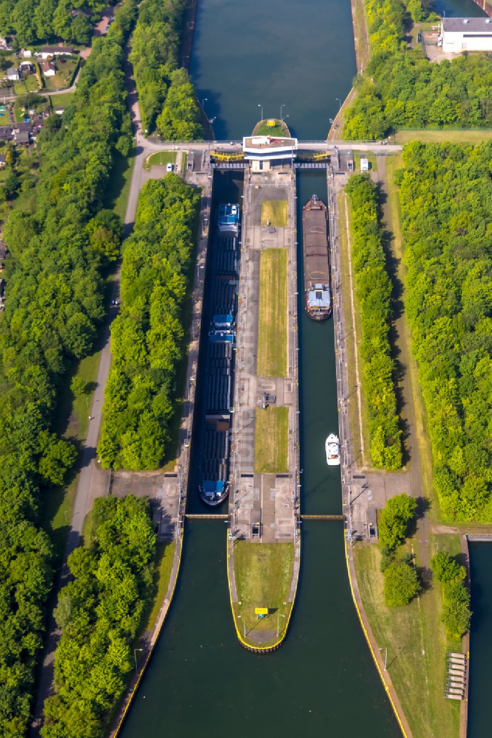 Luftaufnahme Herne - Schiffshebewerk und Schleusenanlagen am Ufer der Wasserstraße des Rhein-Herne-Kanal der Schleuse HERNE-Ost in Herne im Bundesland Nordrhein-Westfalen, Deutschland