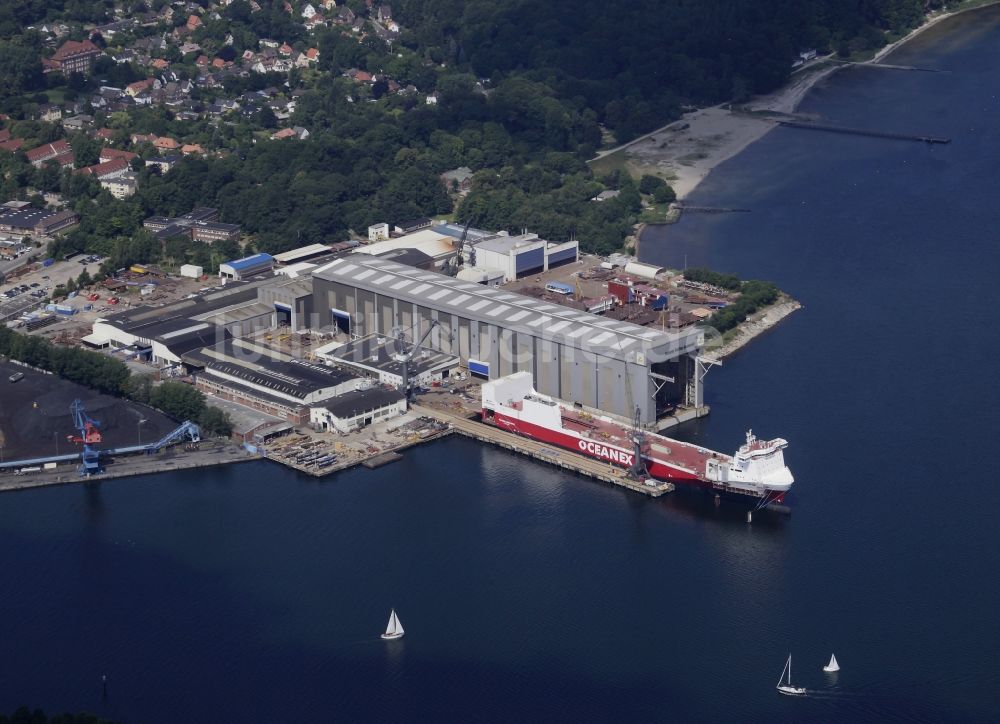 Flensburg aus der Vogelperspektive: Schiffsneubau am Ausrüstungspier der Flensburger Werft im Bundesland Schleswig-Holstein