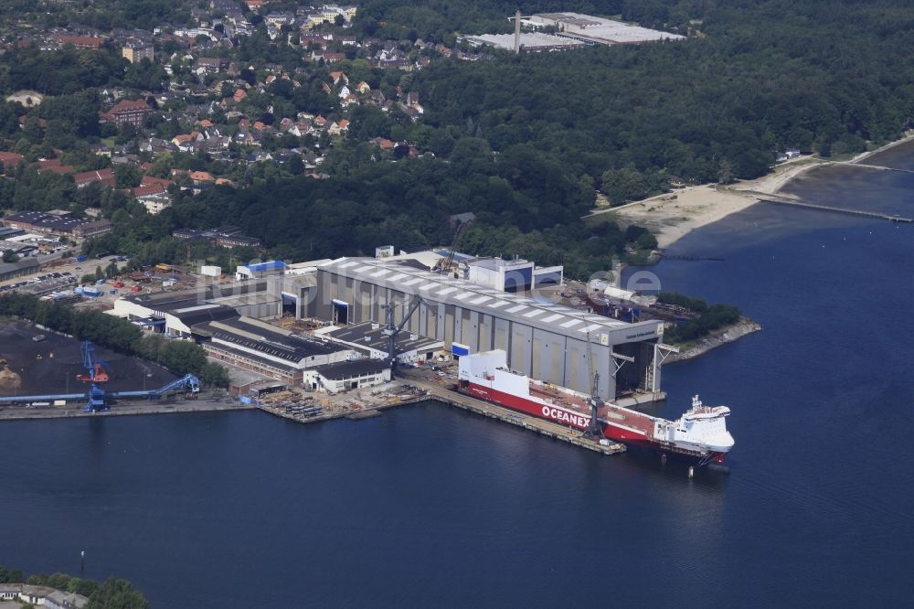 Luftbild Flensburg - Schiffsneubau am Ausrüstungspier der Flensburger Werft im Bundesland Schleswig-Holstein