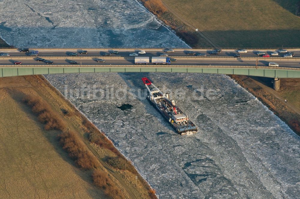 Luftaufnahme Duisburg - Schiffsverkehr bei Frost auf der Ruhr in Duisburg im Bundesland Nordrhein-Westfalen