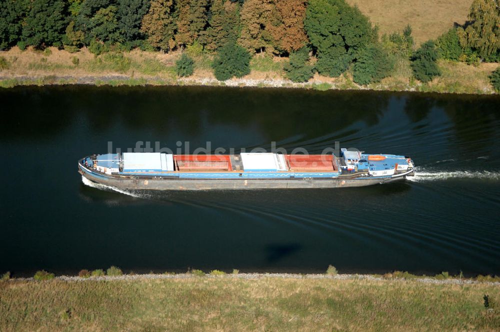 Parchau von oben - Schiffsverkehr auf dem Elbe-Havel-Kanal bei Parchau