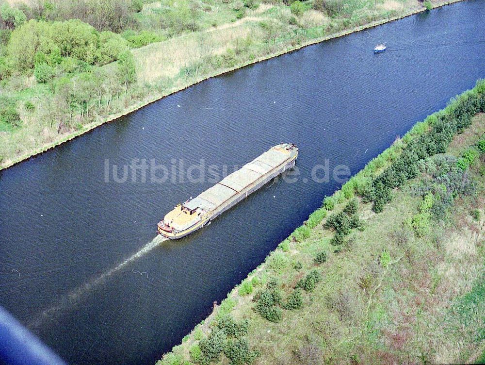 Genthin aus der Vogelperspektive: Schiffsverkehr auf dem Elbe - Havel - Kanal vor Genthin.