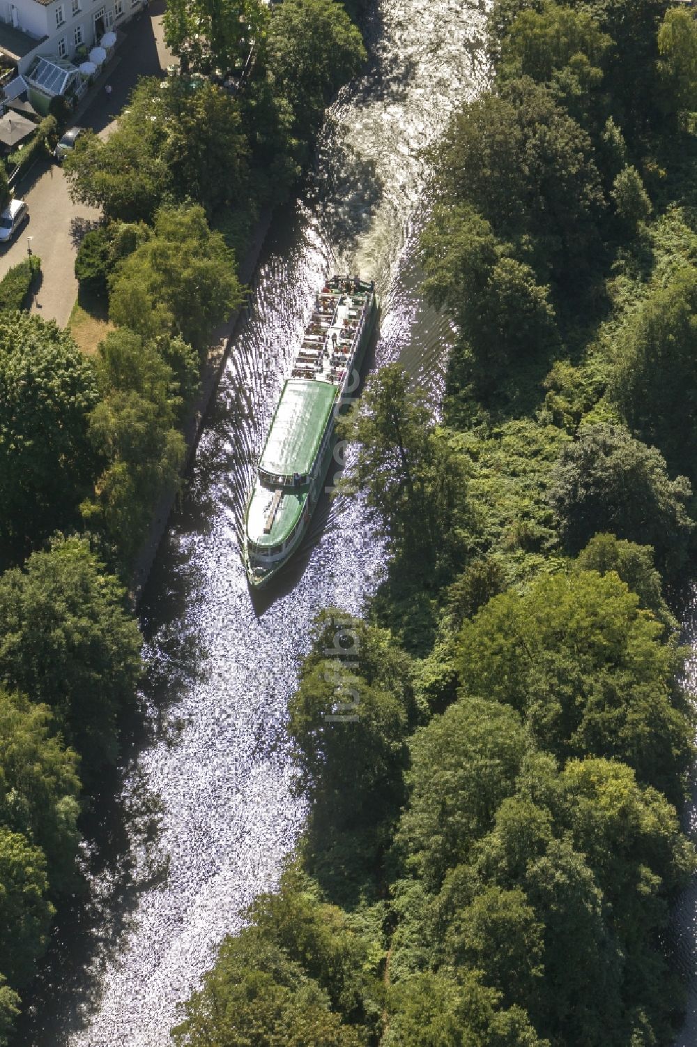 Mülheim an der Ruhr von oben - Schiffsverkehr auf der Ruhr bei Mülheim an der Ruhr in Nordrhein-Westfalen