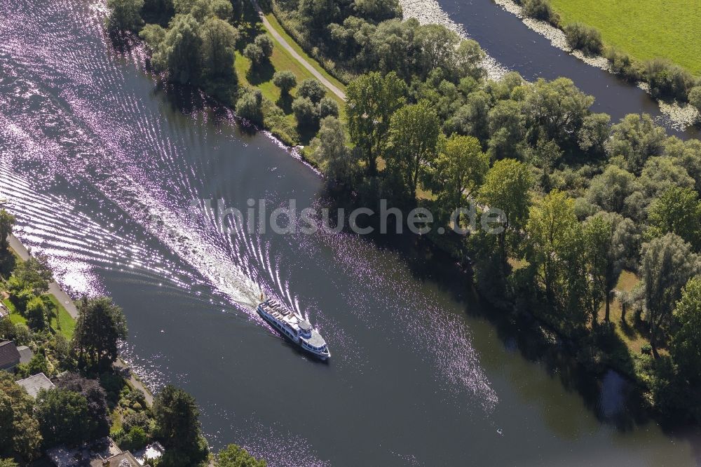 Mülheim an der Ruhr aus der Vogelperspektive: Schiffsverkehr auf der Ruhr bei Mülheim an der Ruhr in Nordrhein-Westfalen