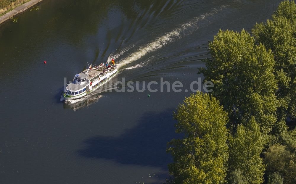 Luftbild Mülheim an der Ruhr - Schiffsverkehr auf der Ruhr bei Mülheim an der Ruhr in Nordrhein-Westfalen