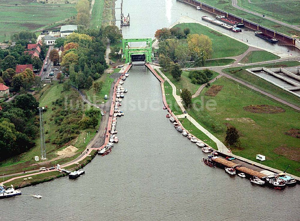 Luftbild ROTHENSEE / SACHSEN-ANHALT - Schiffsverkehr an der Schleuse Rothensee anläßlich der Verkehrsfreigabe des Wasserstraßenkreuzes Magdeburg an der Kanalbrücke zwischen Mittellandkanal und Elbe-Havel-Kanal über der Elbe am 10