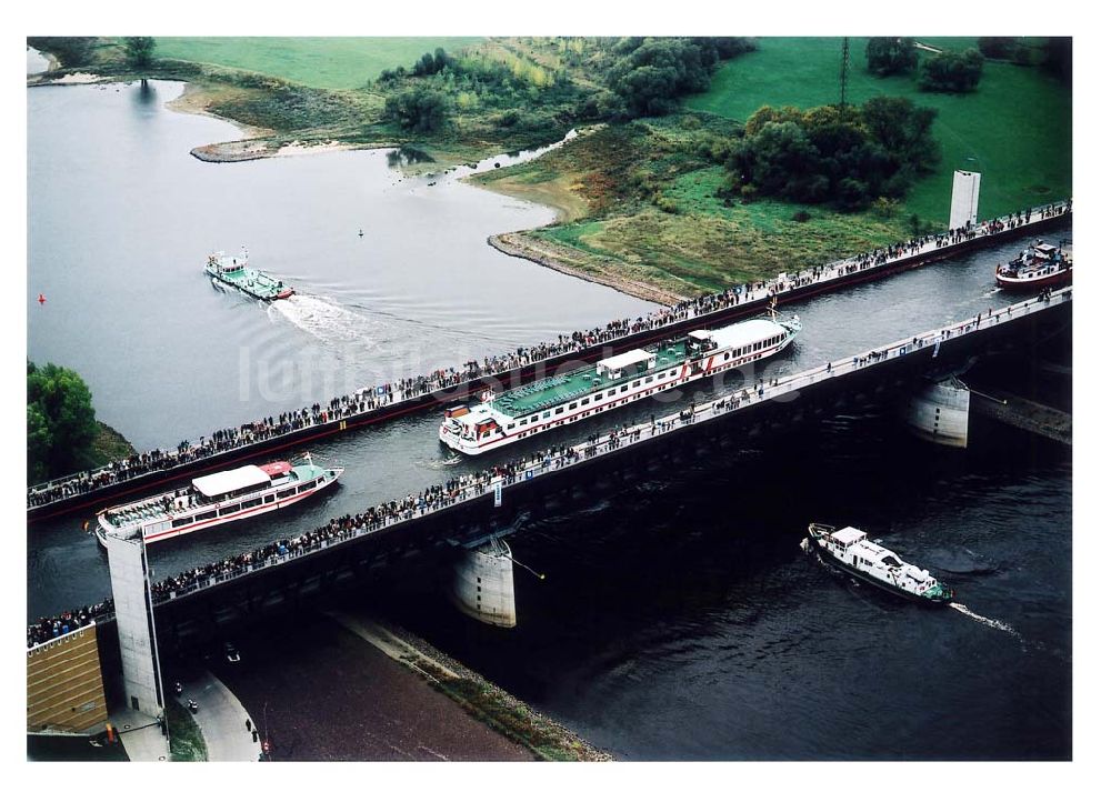 Luftaufnahme ROTHENSEE / SACHSEN-ANHALT - Schiffsverkehr an der Schleuse Rothensee anläßlich der Verkehrsfreigabe des Wasserstraßenkreuzes Magdeburg an der Kanalbrücke zwischen Mittellandkanal und Elbe-Havel-Kanal über der Elbe am 10