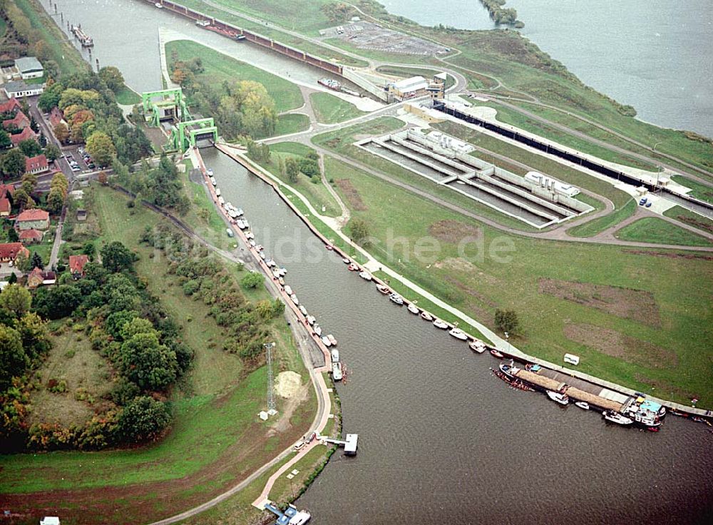 ROTHENSEE / SACHSEN-ANHALT aus der Vogelperspektive: Schiffsverkehr an der Schleuse Rothensee anläßlich der Verkehrsfreigabe des Wasserstraßenkreuzes Magdeburg an der Kanalbrücke zwischen Mittellandkanal und Elbe-Havel-Kanal über der Elbe am 10