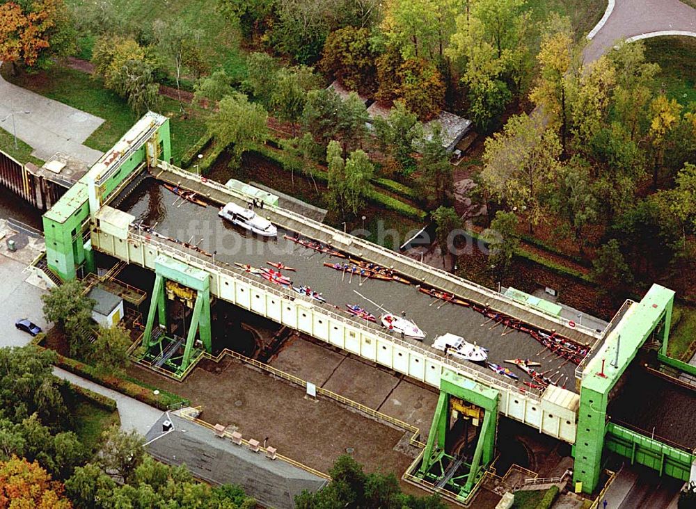 ROTHENSEE / SACHSEN-ANHALT von oben - Schiffsverkehr an der Schleuse Rothensee anläßlich der Verkehrsfreigabe des Wasserstraßenkreuzes Magdeburg an der Kanalbrücke zwischen Mittellandkanal und Elbe-Havel-Kanal über der Elbe am 10