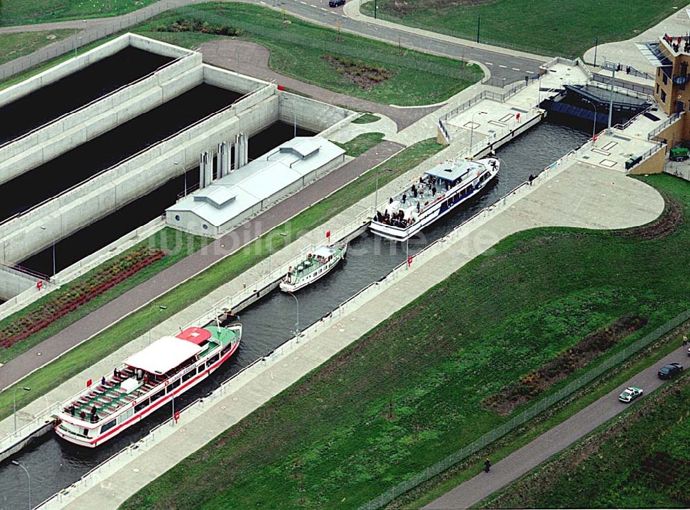 Luftaufnahme ROTHENSEE / SACHSEN-ANHALT - Schiffsverkehr an der Schleuse Rothensee anläßlich der Verkehrsfreigabe des Wasserstraßenkreuzes Magdeburg an der Kanalbrücke zwischen Mittellandkanal und Elbe-Havel-Kanal über der Elbe am 10