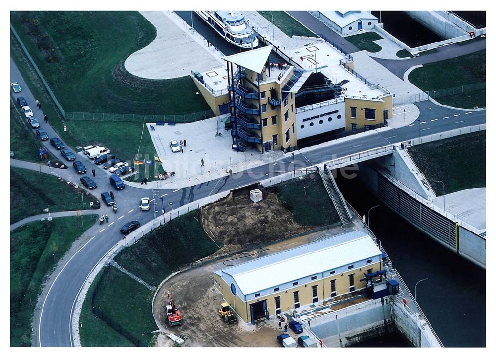 ROTHENSEE / SACHSEN-ANHALT aus der Vogelperspektive: Schiffsverkehr an der Schleuse Rothensee anläßlich der Verkehrsfreigabe des Wasserstraßenkreuzes Magdeburg an der Kanalbrücke zwischen Mittellandkanal und Elbe-Havel-Kanal über der Elbe am 10