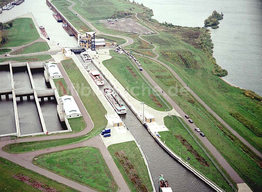 ROTHENSEE / SACHSEN-ANHALT von oben - Schiffsverkehr an der Schleuse Rothensee anläßlich der Verkehrsfreigabe des Wasserstraßenkreuzes Magdeburg an der Kanalbrücke zwischen Mittellandkanal und Elbe-Havel-Kanal über der Elbe am 10