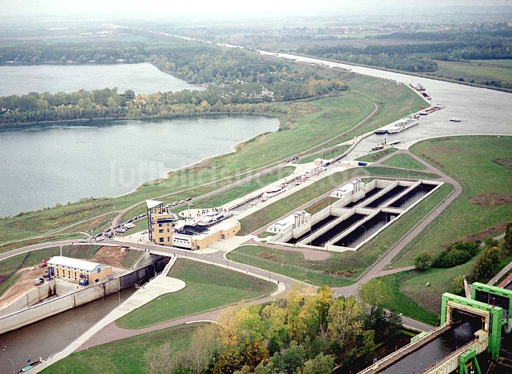 Luftaufnahme ROTHENSEE / SACHSEN-ANHALT - Schiffsverkehr an der Schleuse Rothensee anläßlich der Verkehrsfreigabe des Wasserstraßenkreuzes Magdeburg an der Kanalbrücke zwischen Mittellandkanal und Elbe-Havel-Kanal über der Elbe am 10