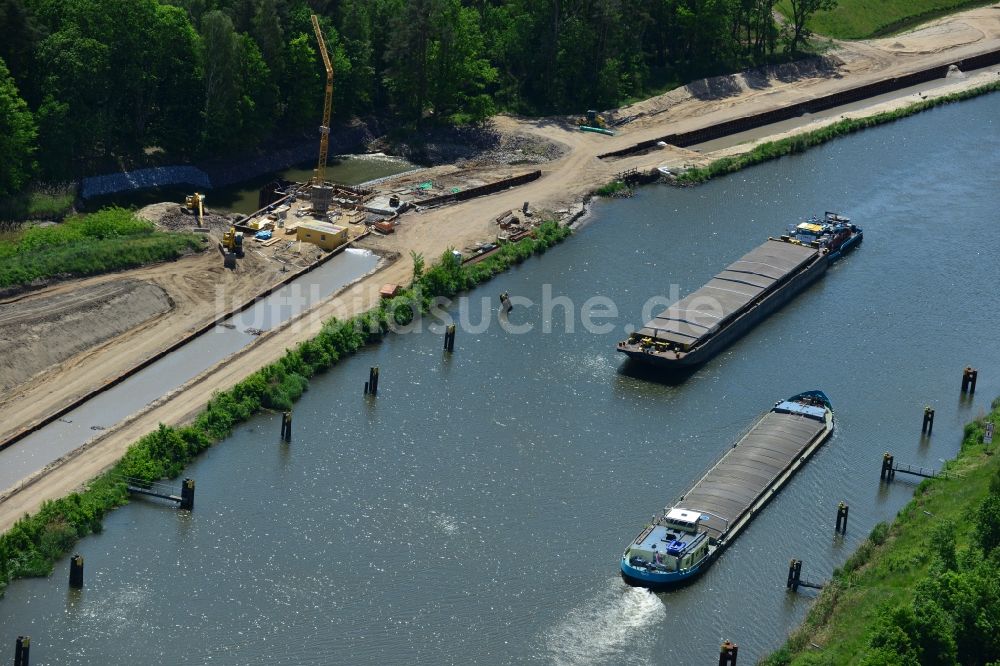 Luftbild Zerben - Schiffsverkehr von Schubverbänden im Bereich der Schleuse Zerben auf der Wasserstraße des Elbe-Havel-Kanal im Bundesland Sachsen-Anhalt