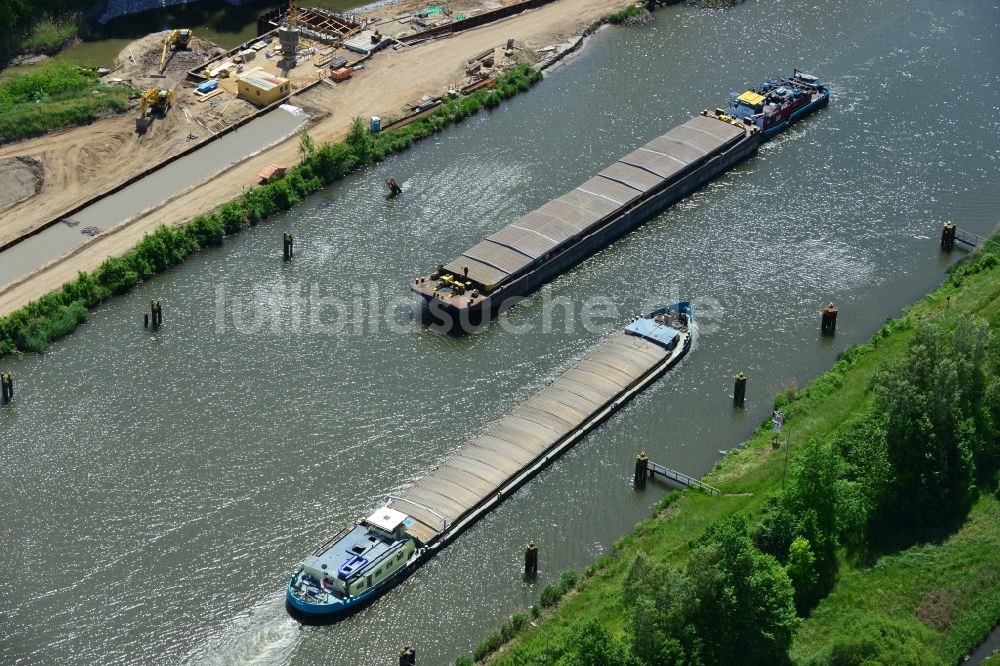 Luftaufnahme Zerben - Schiffsverkehr von Schubverbänden im Bereich der Schleuse Zerben auf der Wasserstraße des Elbe-Havel-Kanal im Bundesland Sachsen-Anhalt