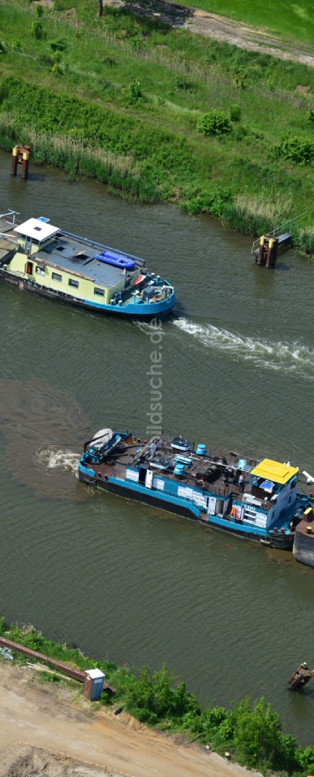 Luftaufnahme Zerben - Schiffsverkehr von Schubverbänden im Bereich der Schleuse Zerben auf der Wasserstraße des Elbe-Havel-Kanal im Bundesland Sachsen-Anhalt