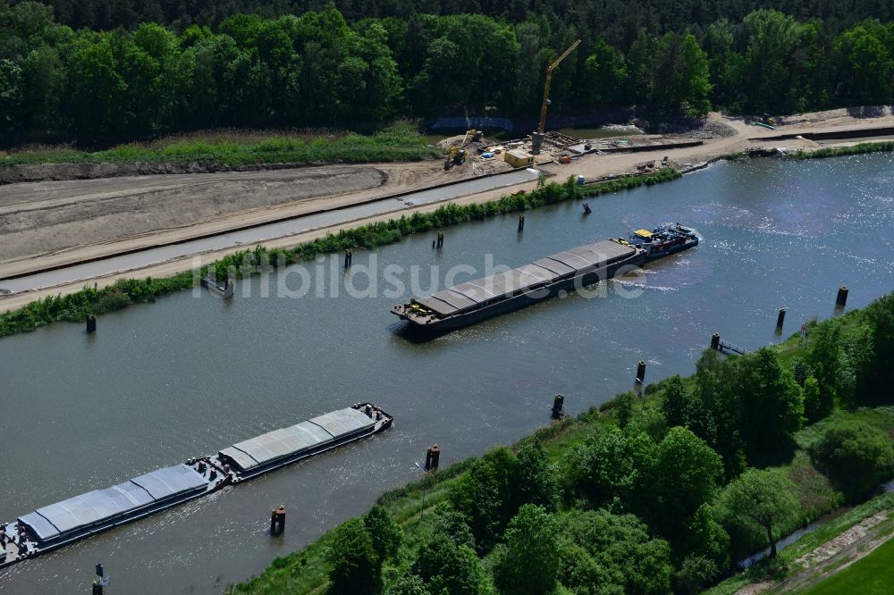 Luftbild Zerben - Schiffsverkehr von Schubverbänden im Bereich der Schleuse Zerben auf der Wasserstraße des Elbe-Havel-Kanal im Bundesland Sachsen-Anhalt