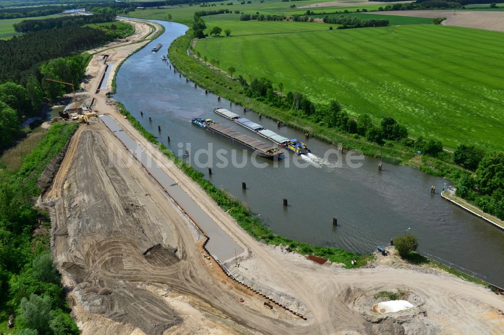 Luftaufnahme Zerben - Schiffsverkehr von Schubverbänden im Bereich der Schleuse Zerben auf der Wasserstraße des Elbe-Havel-Kanal im Bundesland Sachsen-Anhalt