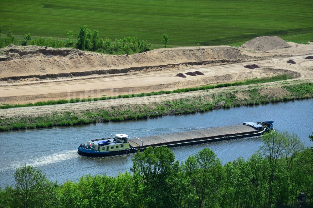 Luftaufnahme Zerben - Schiffsverkehr von Schubverbänden im Bereich der Schleuse Zerben auf der Wasserstraße des Elbe-Havel-Kanal im Bundesland Sachsen-Anhalt