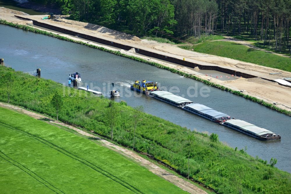 Zerben von oben - Schiffsverkehr von Schubverbänden im Bereich der Schleuse Zerben auf der Wasserstraße des Elbe-Havel-Kanal im Bundesland Sachsen-Anhalt