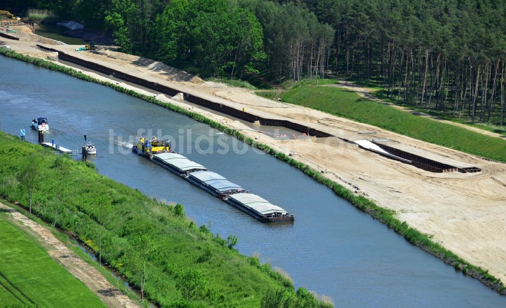 Zerben aus der Vogelperspektive: Schiffsverkehr von Schubverbänden im Bereich der Schleuse Zerben auf der Wasserstraße des Elbe-Havel-Kanal im Bundesland Sachsen-Anhalt