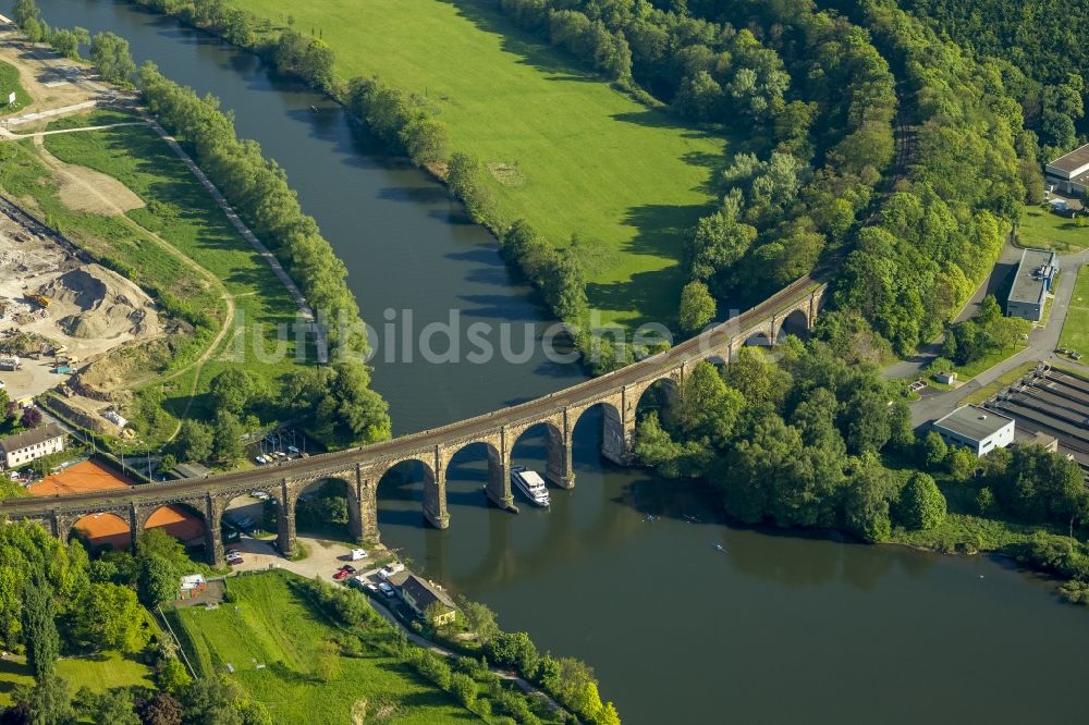 Herdecke von oben - Schiffsverkehr der Weißen Flotte an der Brücke des Ruhr-Viadukt bei Herdecke im Bundesland Nordrhein-Westfalen