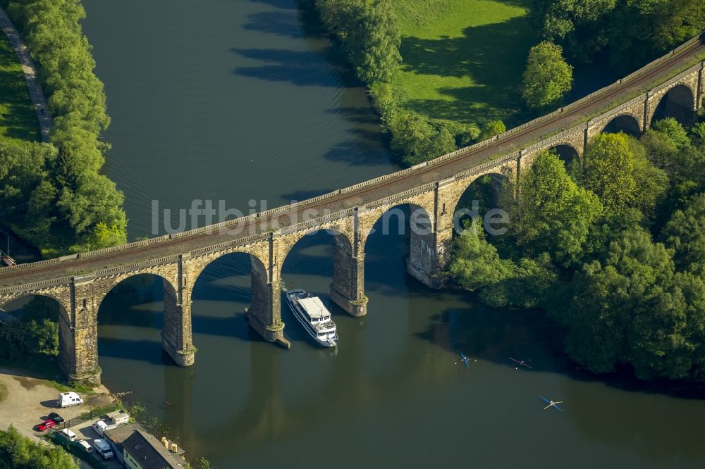 Herdecke aus der Vogelperspektive: Schiffsverkehr der Weißen Flotte an der Brücke des Ruhr-Viadukt bei Herdecke im Bundesland Nordrhein-Westfalen