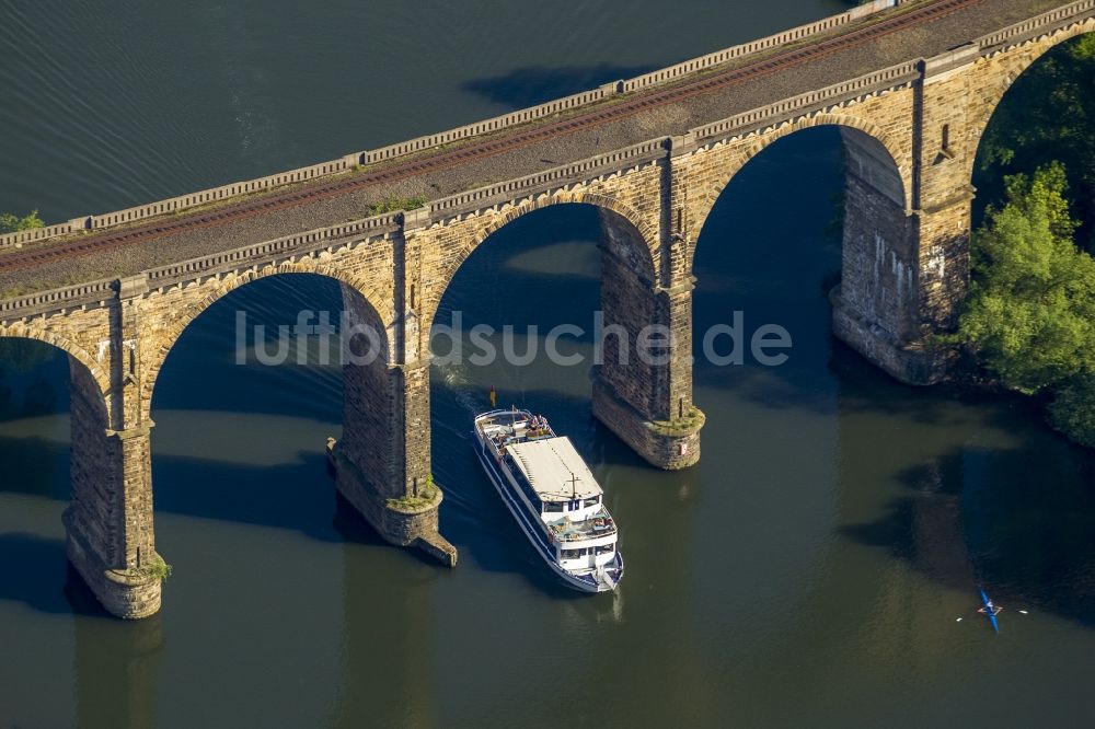 Luftbild Herdecke - Schiffsverkehr der Weißen Flotte an der Brücke des Ruhr-Viadukt bei Herdecke im Bundesland Nordrhein-Westfalen