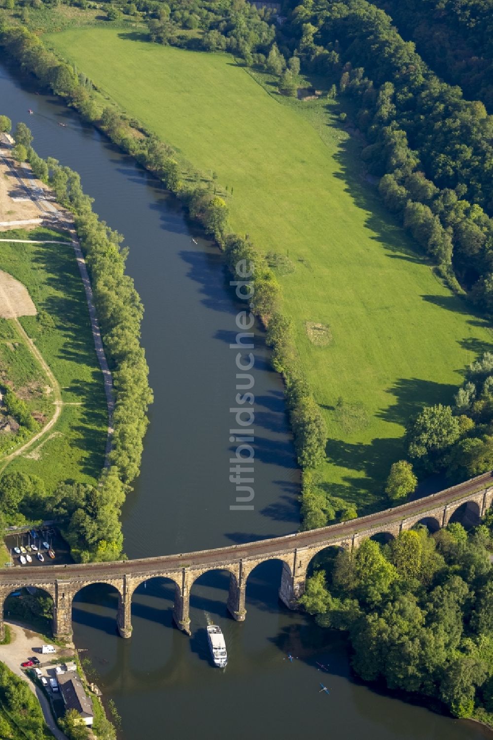 Luftaufnahme Herdecke - Schiffsverkehr der Weißen Flotte an der Brücke des Ruhr-Viadukt bei Herdecke im Bundesland Nordrhein-Westfalen