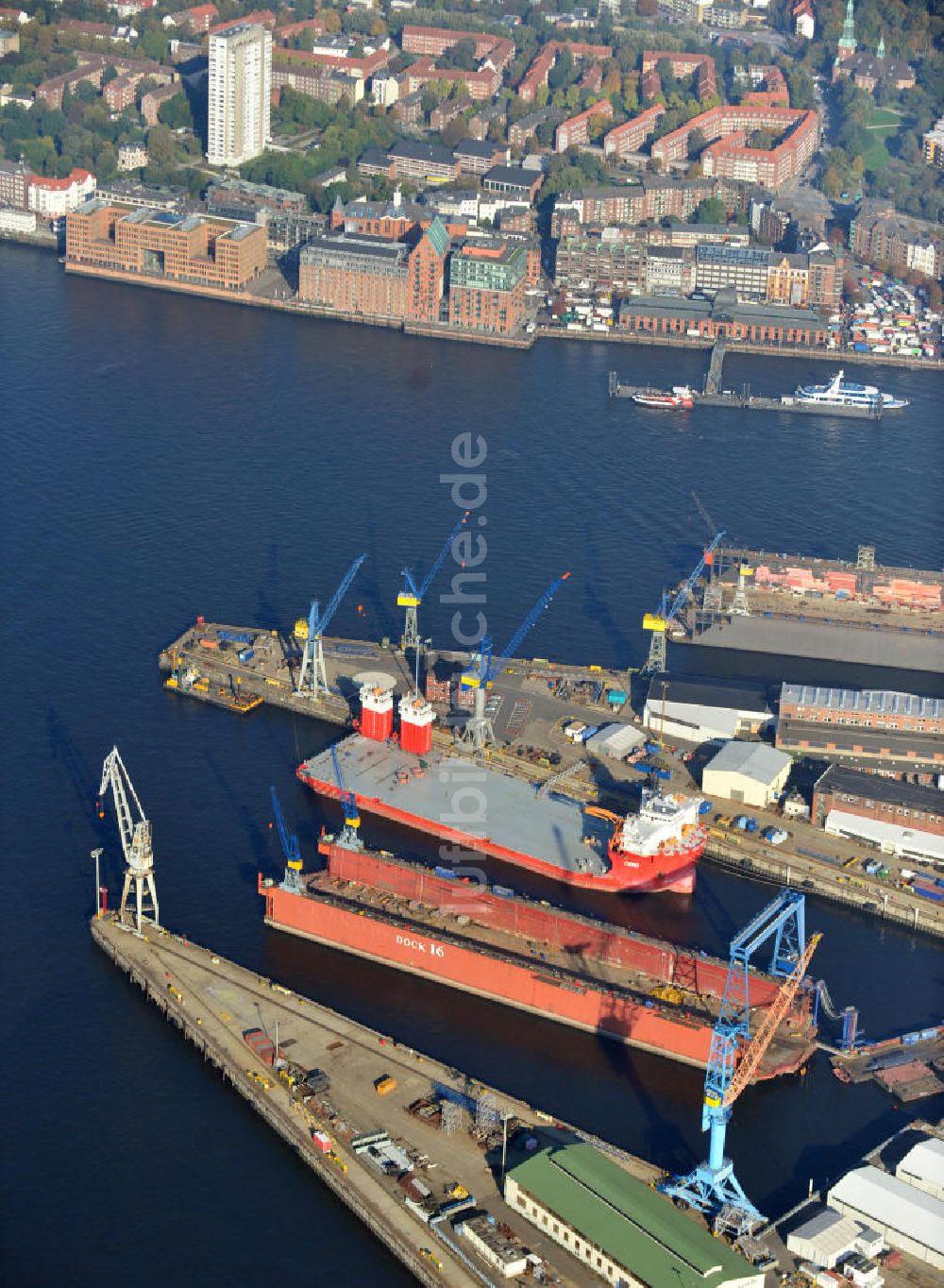 Hamburg von oben - Schiffswerft im Hamburger Hafen