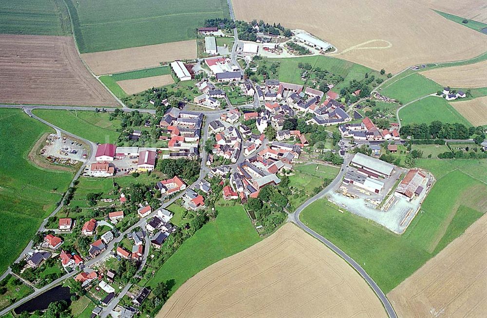 Schilbach / Thüringen aus der Vogelperspektive: Schilbach / Thüringen Dorfansicht mit Blick auf großen landwirtschaftlichen Hof in Schilbach / Thüringen