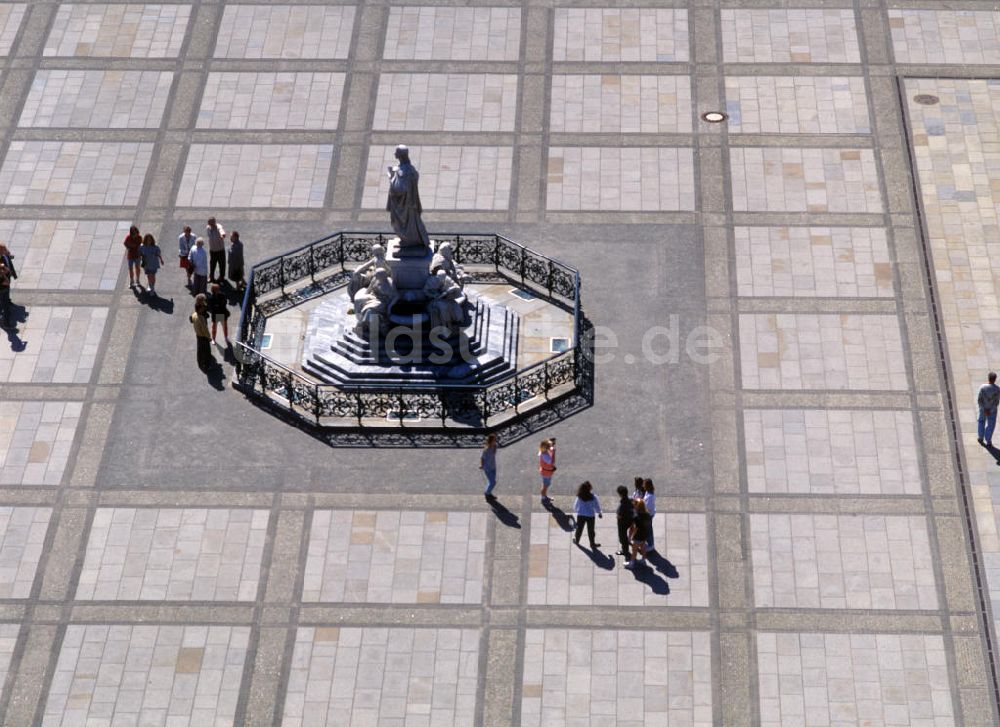 Luftaufnahme Berlin - Schillerbrunnen auf dem Gendarmenmarkt in Berlin