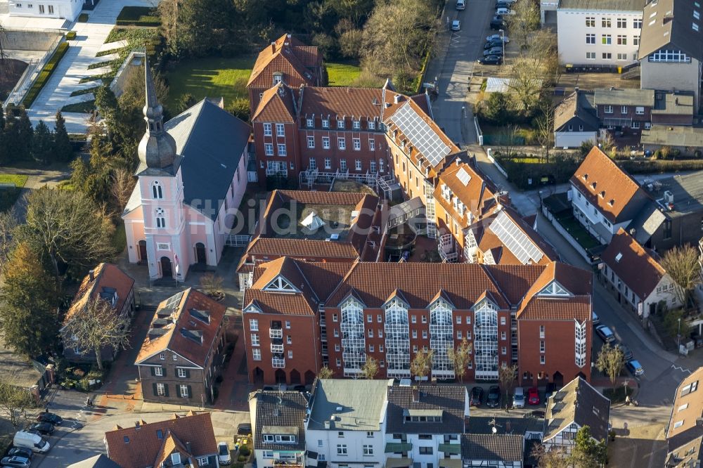 Luftbild Essen - Schinkel-Kirche St.Peter mit Altenheim St.Josefs-Haus in Essen im Bundesland Nordrhein-Westfalen