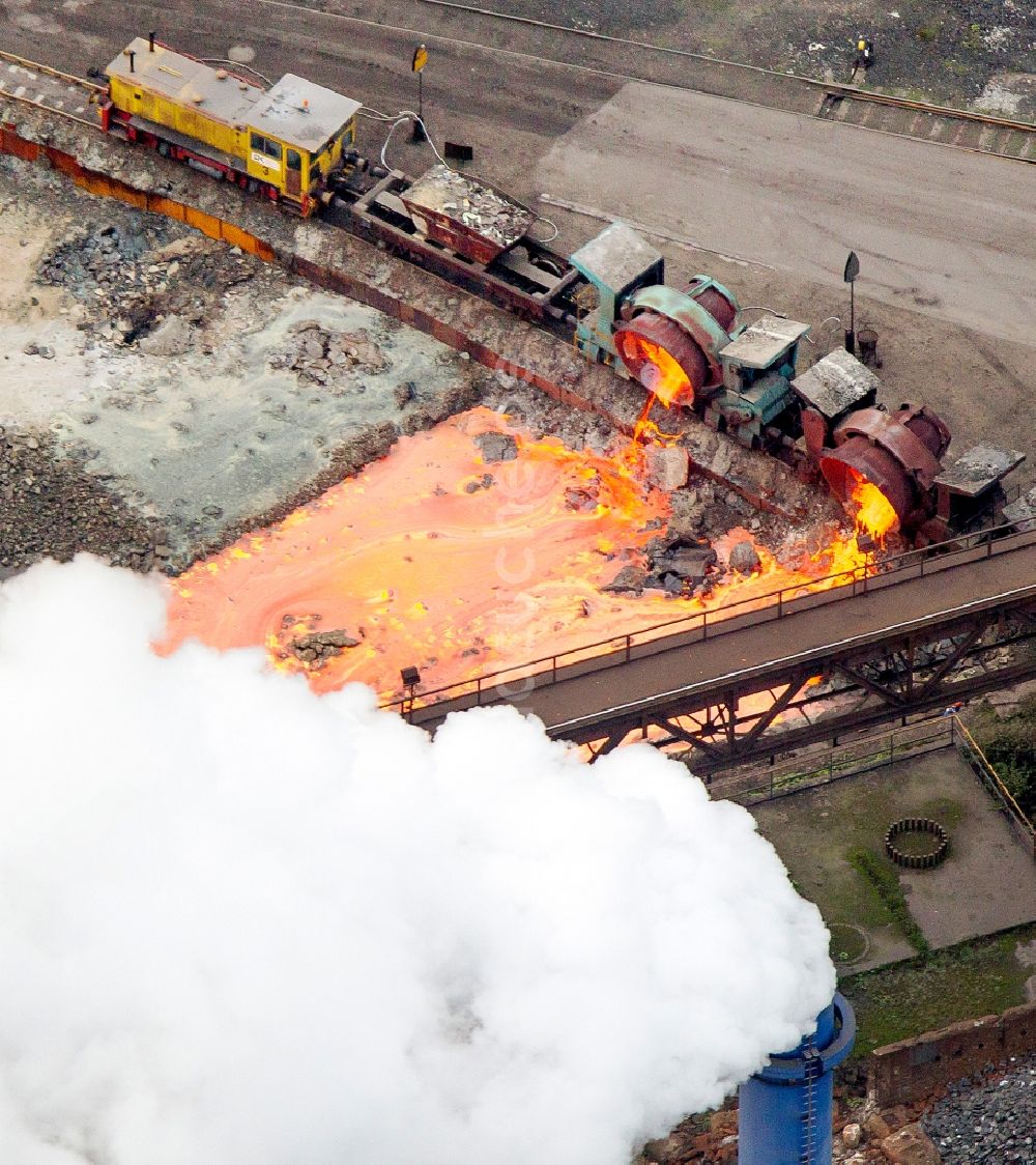 Luftaufnahme Duisburg - Schlackegüterzug der DK Recycling und Roheisen GmbH in Duisburg im Bundesland Nordrhein-Westfalen